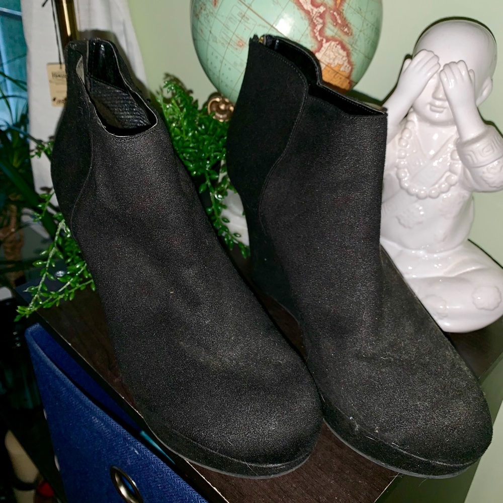 Black 2.5 inch booties with gold zipper